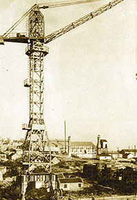 Em 1957, a hsbaiyunshi.começou a entrar na indústria de maquinaria de construção com a produção bem sucedida da primeira grua torre 